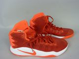 des chaussures de basket Nike orange et blanches avec des lacets