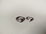 deux bagues en argent ornées d'un cœur et d'un diamant