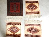 trois tapis aux motifs différents posés sur une table