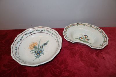 paire d'assiettes anciennes en porcelaine peintes à la main