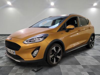 une Ford Fiesta jaune garée dans une pièce au sol à carreaux