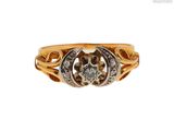 gros plan d'une bague en or et diamants sur fond blanc