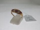gros plan d'une bague sur une surface blanche avec une étiquette de prix