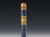une image représentant une pipe bleue et dorée ornée de motifs dorés