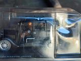 une voiture jouet posée sur une table