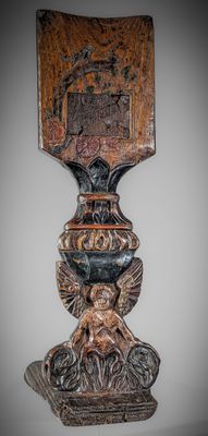 une image représentant une plaque en bois sur laquelle figure un oiseau
