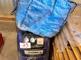 un sac bleu posé sur une machine bleue