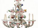 un lustre orné d'un bouquet de fleurs