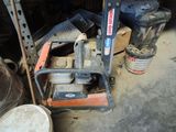 une photo d'un tas de vieilleries dans un garage