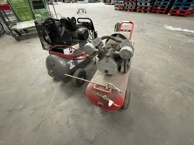 une photo d'un petit compresseur d'air dans un entrepôt