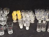 beaucoup de verres et un pichet sur la table