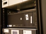 un rack contenant tout un tas de matériel informatique
