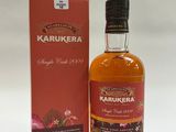 La bouteille de Karukera se trouve à côté de la boîte.