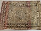 un tapis ancien orné d'un motif en médaillon au centre