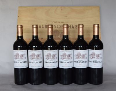 six bouteilles de vin rouge sont alignées devant une caisse en bois