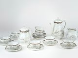 une table blanche sur laquelle sont disposés de nombreux plats et tasses