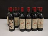 six bouteilles de vin sont alignées sur une table