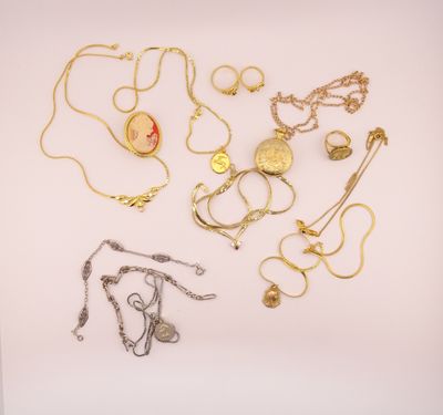 beaucoup de bijoux en or sur une surface blanche