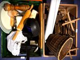 une boîte verte contenant tout un tas d'objets