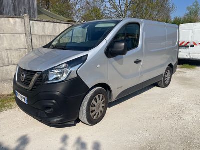 La camionnette argentée est garée sur le bord de la route.