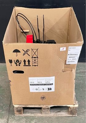 une boîte en carton contenant un ensemble d'appareils électroniques