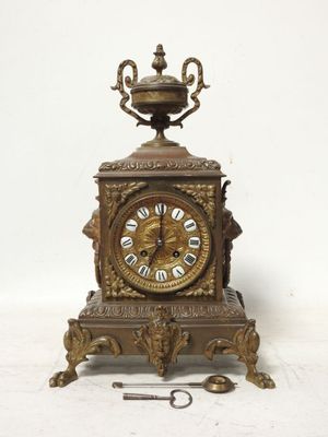 une horloge posée sur une table, avec une clé