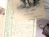 une pile de vieilles cartes postales et d'autres objets posés sur une table