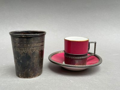 une tasse et une soucoupe placées l'une à côté de l'autre sur une table