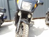 deux motos garées l'une à côté de l'autre devant un immeuble