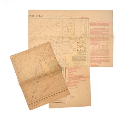 une vieille carte d'une ville et une carte d'un village posées sur une feuille de papier