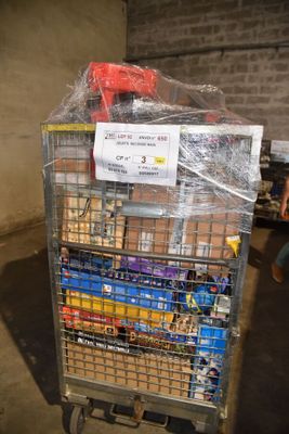 un chariot contenant beaucoup d'articles dans un entrepôt