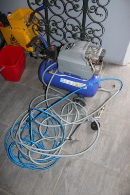 une photo d'une pièce où l'on voit plusieurs tuyaux et une machine