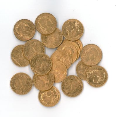 une pile de pièces d'or posée sur une surface blanche
