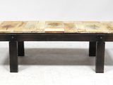 un gros plan d'une table en bois sur fond blanc