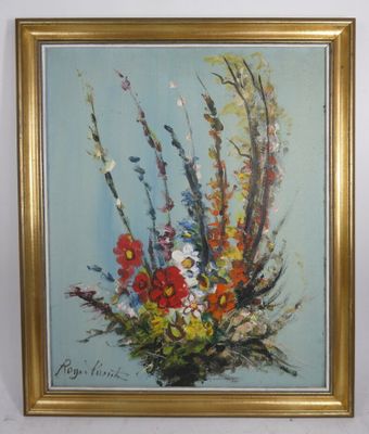 une peinture à l'huile de fleurs dans un cadre doré sur un mur bleu