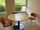 trois chaises disposées autour d'une table ronde dans une pièce