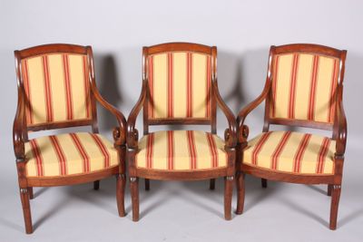trois chaises en bois avec des assises et des accoudoirs rembourrés à rayures