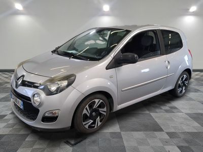 la petite voiture argentée est garée sur un carrelage à carreaux