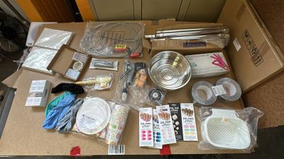une table sur laquelle se trouvent de nombreux objets