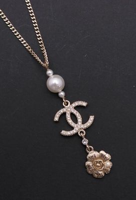 gros plan d'un collier sur une surface noire