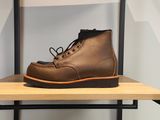 des bottes marron posées sur une étagère dans une pièce aux murs blancs