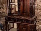 un meuble en bois dans le coin d'une pièce