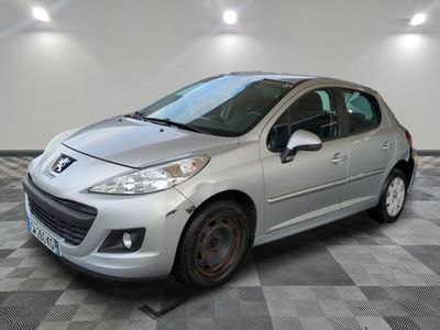 la petite voiture argentée est garée dans une grande pièce