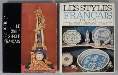 deux livres posés sur une table, avec une horloge et un vase