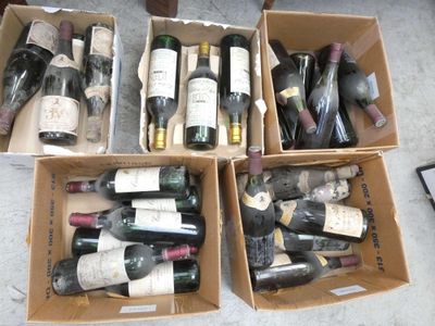 Plusieurs cartons de vin sont posés par terre dans une pièce.
