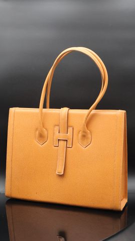 Dans le goût d’Hermès, sac en cuir havane, très bon état