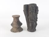 deux pièces de poterie posées l'une à côté de l'autre sur une surface blanche