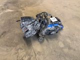 une moto posée par terre dans le garage