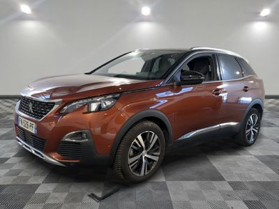 Une voiture marron est garée dans une pièce au sol à carreaux.