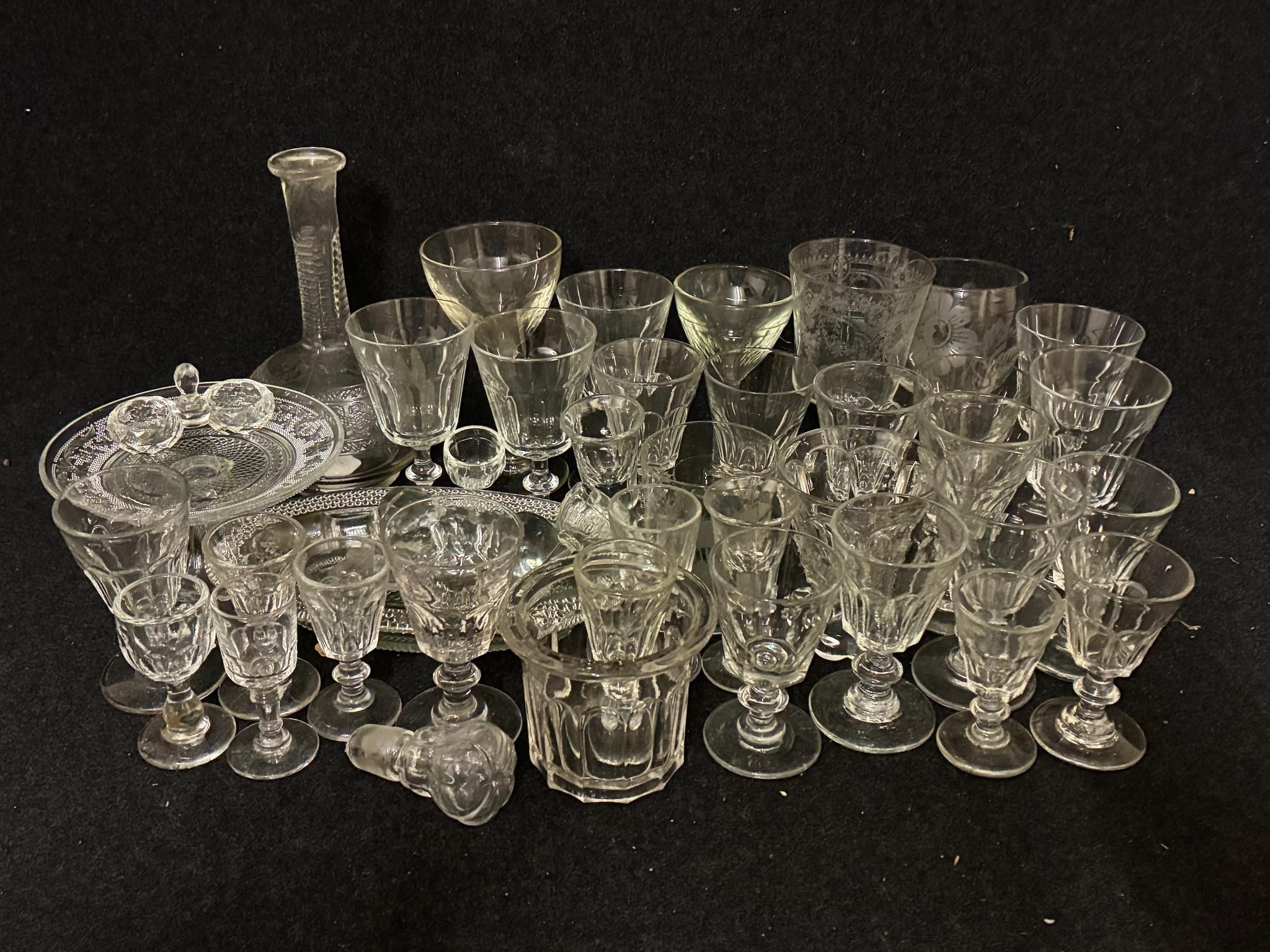 Ensemble de verrerie comprenant cinq carafes et carafons de …